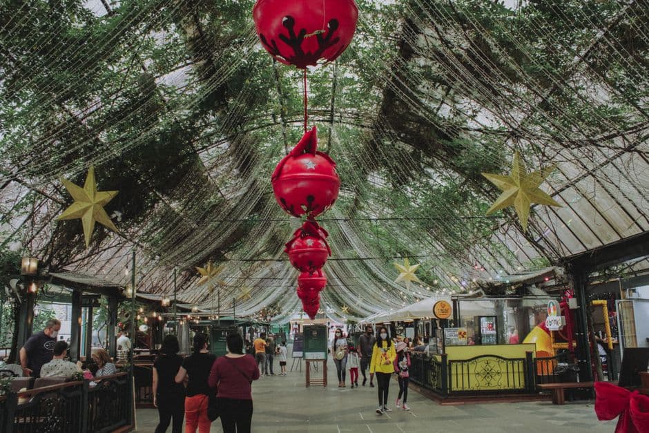 Indoor market in Gramado with festive red lanterns and stars celebrating the holiday season.