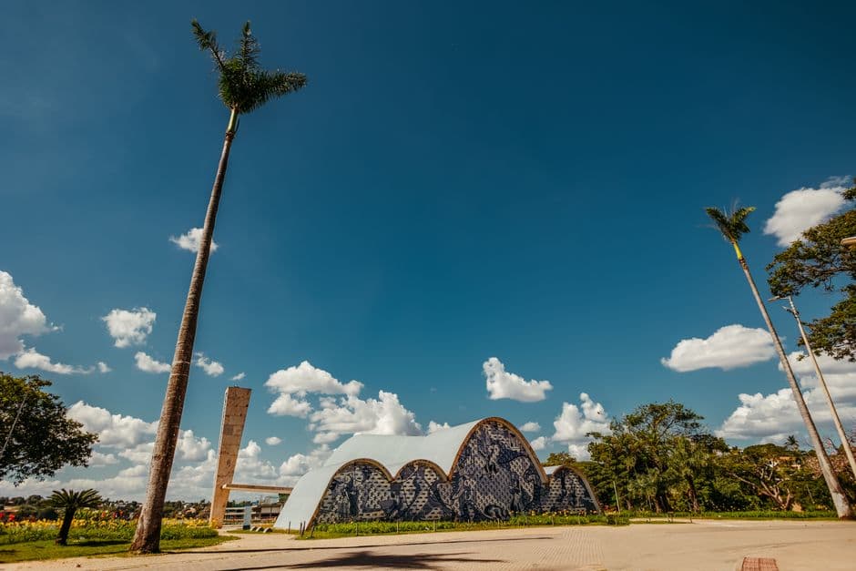 Capture of the modernist architecture of São Francisco de Assis Church with clear skies in Belo Horizonte.