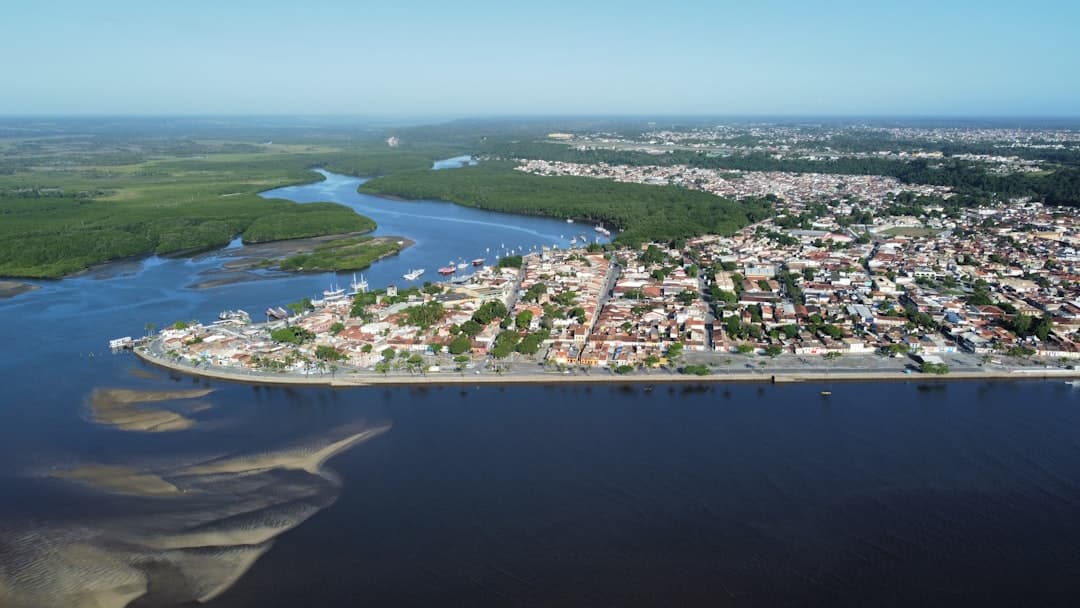 No entardecer de Arraial d'Ajuda, Nativos do Mundo vibra ao som da caipirinha