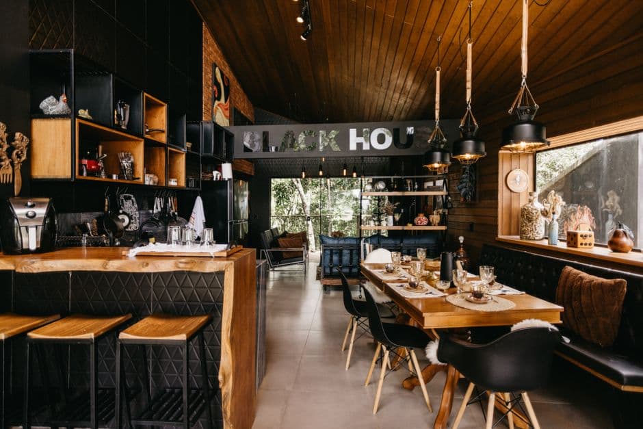 Cozy indoor dining area with modern kitchen and rustic decor in Espírito Santo, Brazil.