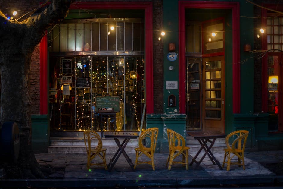 Charming outdoor seating with fairy lights in a Mar del Plata bar at night.