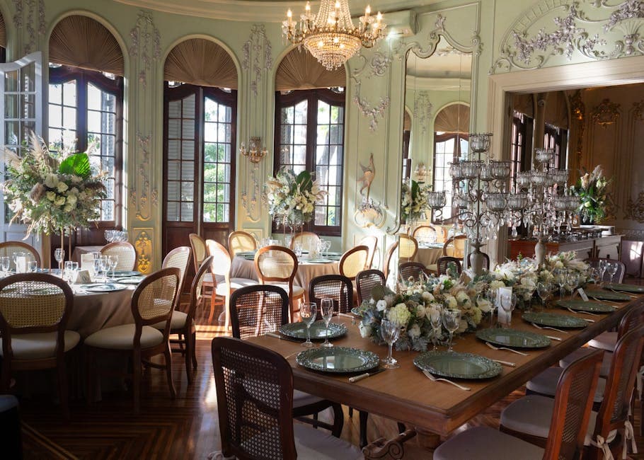 Luxurious dining room with ornate decor and chandeliers set for an event in São Paulo.