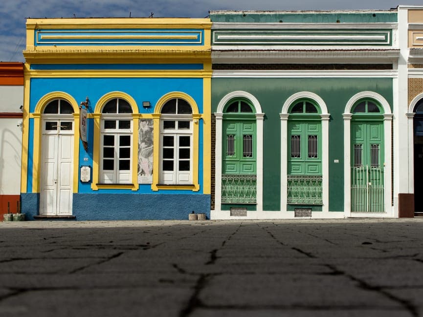 Colorful colonial buildings showcasing vibrant architecture in Manaus, Brazil.