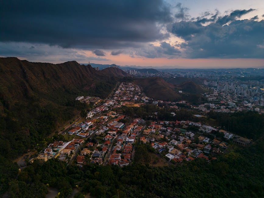 Stunning dusk aerial view of Belo Horizonte, Brazil showcasing mountains and cityscape.