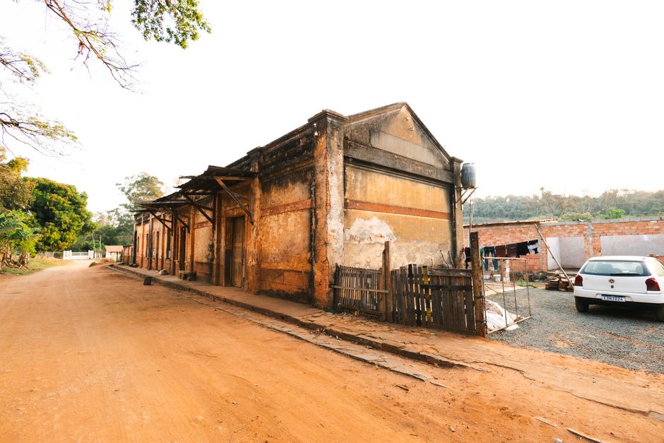 Old rural building on a dirt road in Espírito Santo do Pinhal, São Paulo, Brazil.