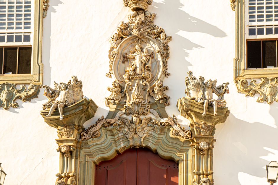 Detailed facade of a church in São João del Rei, showcasing Baroque architecture and sculptures.